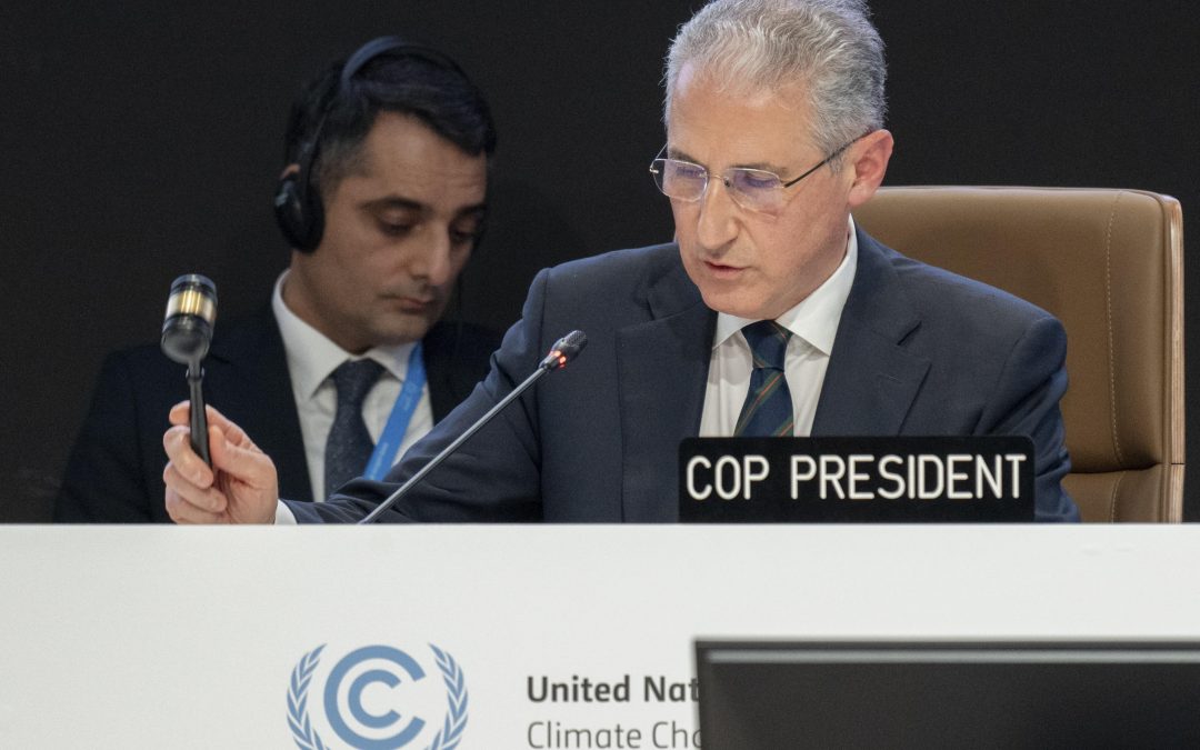 Cosa si è deciso alla Cop29: l’accordo di 300 miliardi, la delusione del sud del mondo