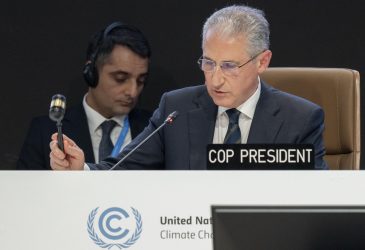 Cosa si è deciso alla Cop29: l’accordo di 300 miliardi, la delusione del sud del mondo