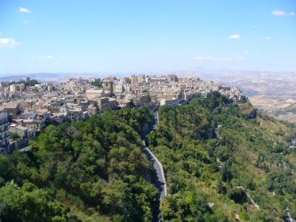Vertebra cervicale integrale e scarpe pulite: i dubbi sul suicidio di Larimar dopo l’autopsia