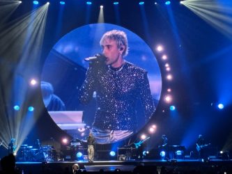 Mr Rain, amore e introspezione conquistano il Forum: «Quando abbiamo il coraggio di accettarci diventiamo supereroi»