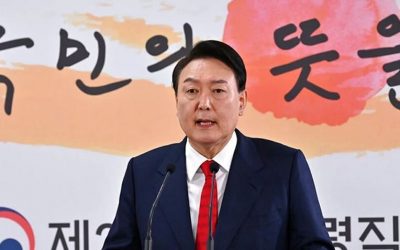 Corea del Sud, il presidente Yoon torna a parlare dopo giorni di silenzio: «Con il mio popolo fino all’ultimo minuto»
