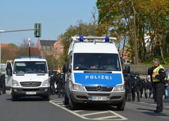 Attacca bambini in un parco, almeno due morti e quattro feriti