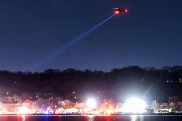 Washington, aereo di linea si schianta contro elicottero militare: nessun sopravvissuto