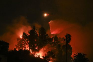 Nuovi incendi in California: Los Angeles continua a bruciare