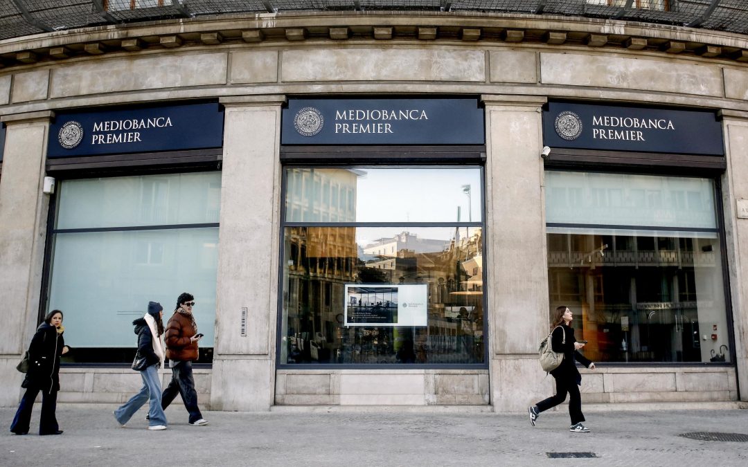 Offerta Mps su Mediobanca, attesa per il cda: titoli in leggero calo