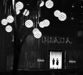 Alla Milano Fashion Week Prada punta sull’istinto (in risposta all’intelligenza artificiale)