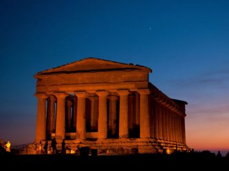 Cartelli sgrammaticati e tombini coperti: le disavventure culturali di Agrigento