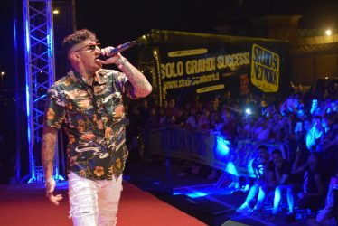 Emis Killa indagato per associazione a delinquere: «Mi ritiro da Sanremo»