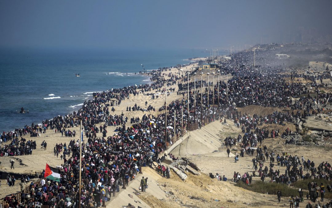 Iin fila per prendere cibo e acqua: a Gaza si muore anche così