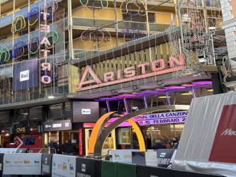 A Sanremo al via la settimana del festival: fuochi d’artificio e fan a caccia di un selfie