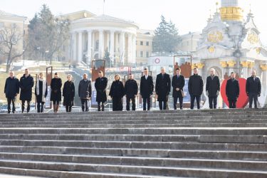 Tre anni di guerra in Ucraina, Zelensky: «Tre anni di resistenza». Oggi a Kiev leader da tutto il mondo
