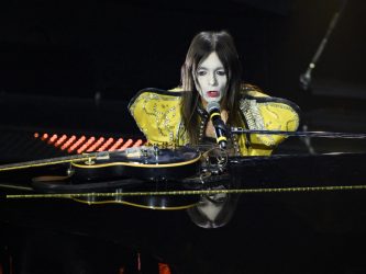Sanremo 2025, Corsi dalla fiction alla realtà: «Duetto con Topo Gigio perché la musica è evasione»
