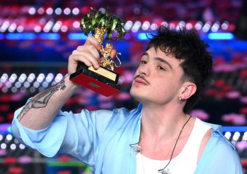 Sanremo 2025, il vincitore è Olly con ‘Balorda Nostalgia’