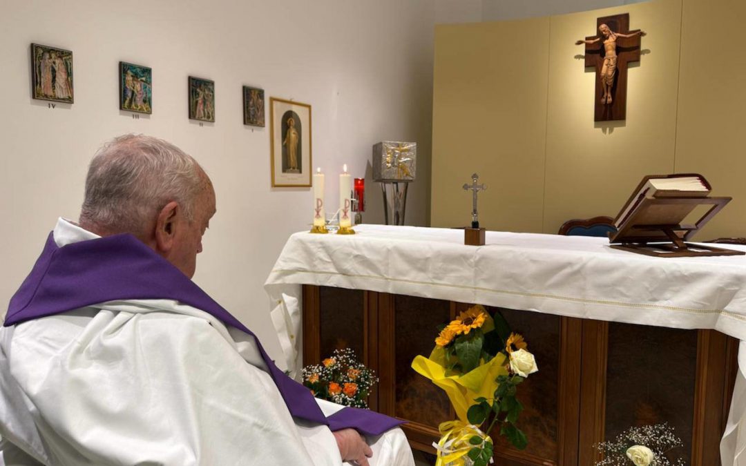 La prima foto del Papa dalla cappella dell’ospedale: «Sono in periodo di prova»
