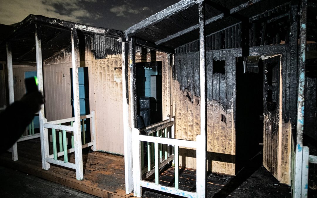 Scia di fuoco sul litorale di Ostia: bruciati 7 stabilimenti balneari