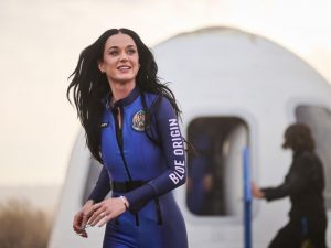 La cantante Katy Perry scende dalla capsula di atterraggio di Blue Origin al termine del volo spaziale eseguito con la compagnia di Jeff Bezos.
