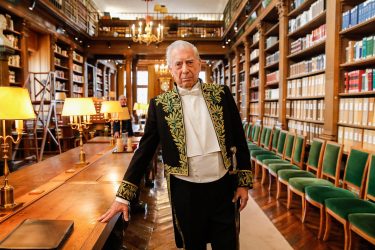 Addio a Mario Vargas Llosa: un Nobel, tre mogli e quel «buffone» a Berlusconi