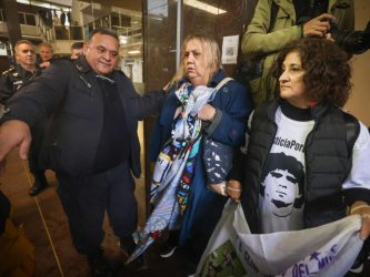 Morte Maradona, una giudice filma il processo di nascosto per un documentario: procedimento sospeso