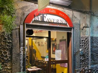 Turisti israeliani a Napoli: «Cacciati da un ristorante per antisemitismo». La titolare: «Campagna d’odio»