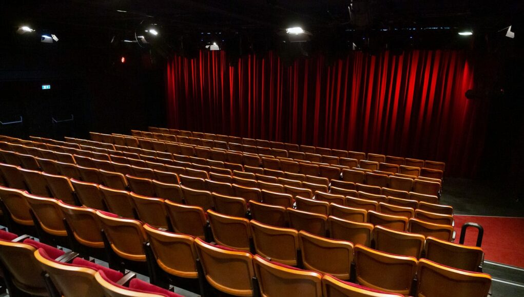 Il cinema italiano cerca una strada per uscire dalla crisi: lettera aperta al ministro Giuli