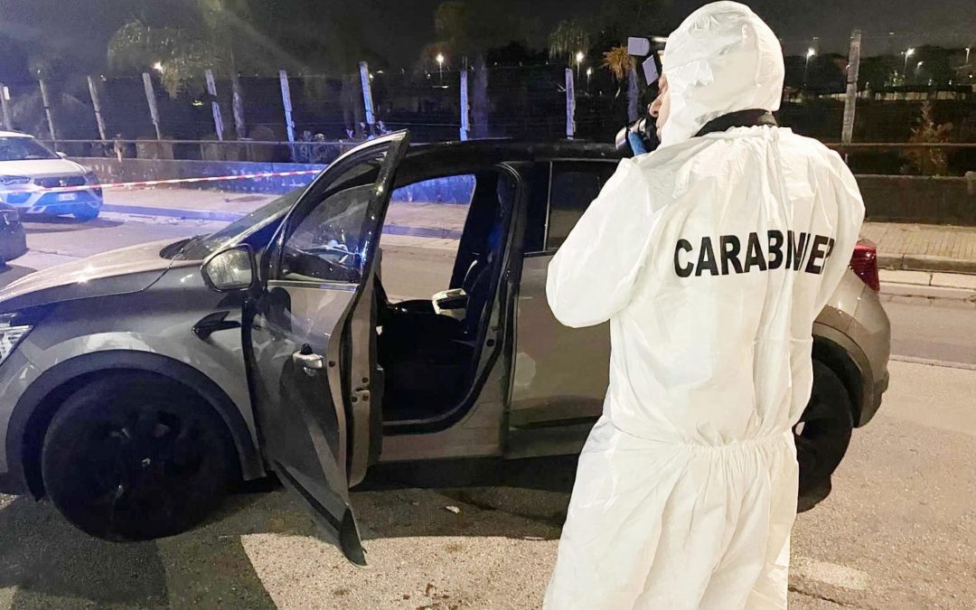 Napoli, donna di 34 anni ferisce la compagna e si uccide