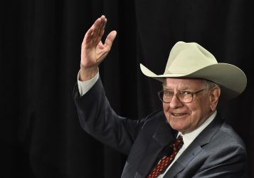 Warren Buffett annuncia il ritiro: “l’oracolo di Omaha” lascia la guida di Berkshire Hathaway