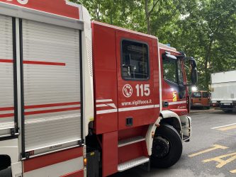 Incendio a Milano, donna muore dopo essersi buttata dal quarto piano
