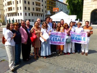 Fine vita, al via la raccolta firme dell’Associazione Luca Coscioni. Cappato: «Il governo vuole restringere un diritto già esistente»