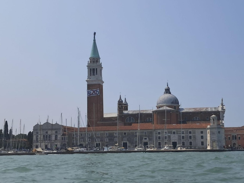 Venezia, mobilitazione anti Bezos: «Questo matrimonio non s’ha da fare»