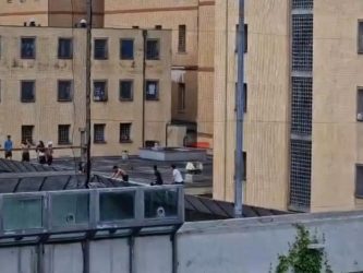 Rivolta nel carcere di Marassi, celle devastate e due agenti feriti