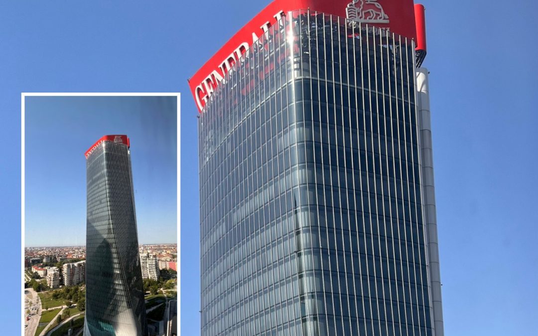 A CityLife crolla l’insegna dal grattacielo di Generali: «Struttura resistente, indaghiamo le cause. Nessun pericolo»