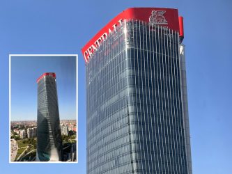 A CityLife crolla l’insegna dal grattacielo di Generali: «Struttura resistente, indaghiamo le cause. Nessun pericolo»