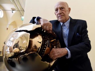Morto lo scultore Arnaldo Pomodoro: le sue Sfere di bronzo nelle piazze di tutto il mondo
