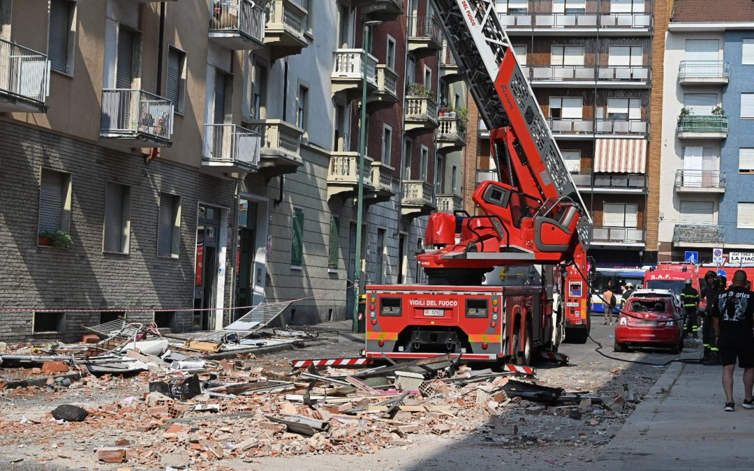 Torino, esplosione in un appartamento: un morto e cinque feriti
