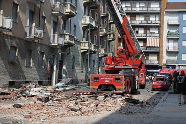 Torino, esplosione in un appartamento: un morto e cinque feriti
