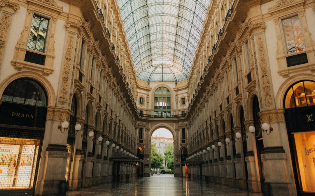 Mare, deserto e souvenir: alla Milano Fashion Week Uomo 2025 la moda diventa un viaggio