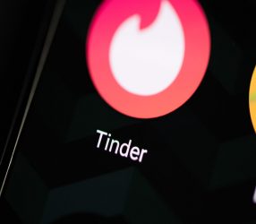 Licenziamenti e ricavi in perdita, la crisi delle app di dating: è colpa della Gen Z?