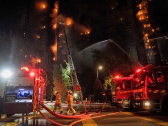 Incendio a Hong Kong, otto grattacieli tra le fiamme: oltre 50 morti e quasi 300 dispersi