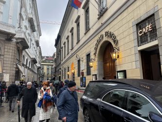 «Vanoni è Milano»: l’ultimo addio al Piccolo Teatro