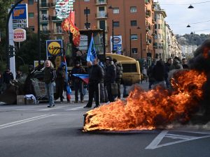 Le proteste dei lavoratori (foto Ansa)
