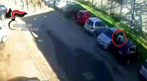 Brianza, getta benzina sulla moglie e tenta di darle fuoco: arrestato