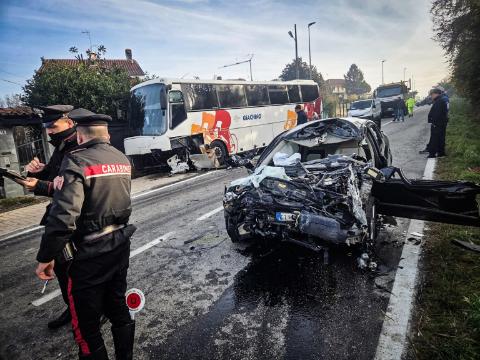 Auto si schianta contro un bus scolastico nel torinese: morto l’uomo alla guida, venti studenti feriti
