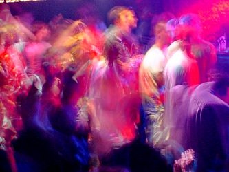 Rave di Modena: scontri con la polizia all’ex stabilimento Bugatti