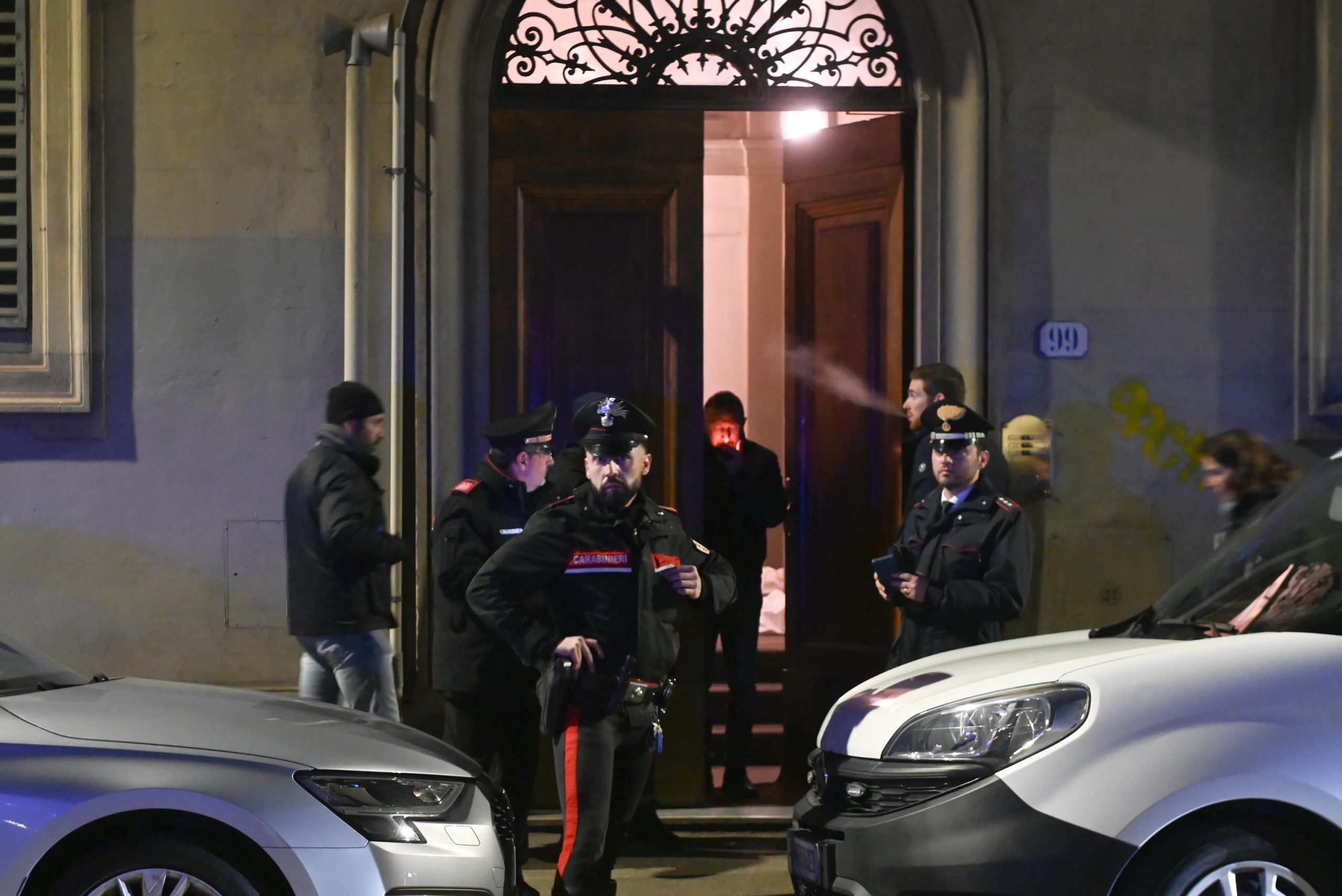 Firenze, marito e moglie trovati morti in casa. Ipotesi omicidio-suicidio