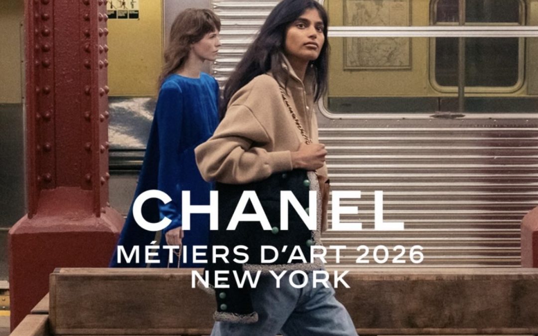 Blazer sfrangiati e tailleur in tweed: Chanel trasforma la metropolitana di New York in passerella