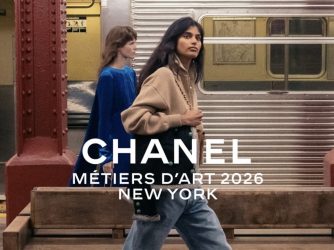Blazer sfrangiati e tailleur in tweed: Chanel trasforma la metropolitana di New York in passerella
