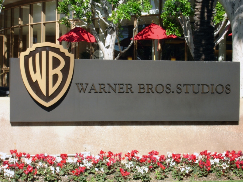 Netflix contro Paramount per Warner Bros: sfida miliardaria su cinema e informazione