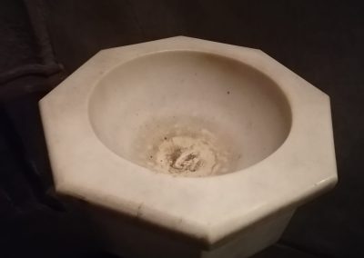 L'acquasantiera vuota nella chiesa di Santo Spirito a Merano