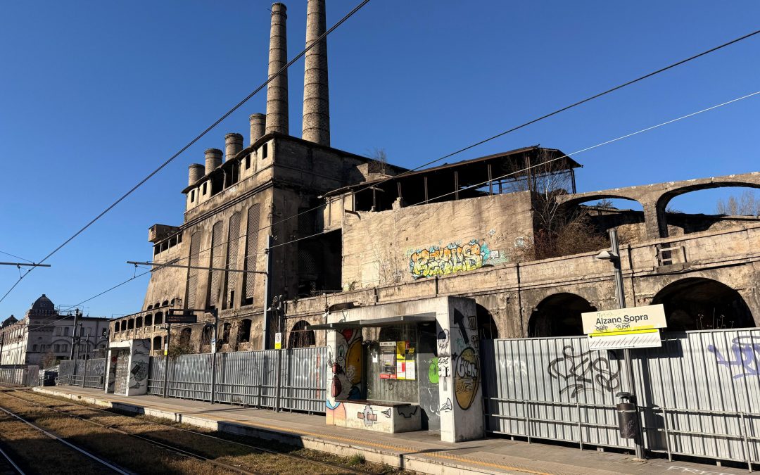 Esplora una fabbrica abbandonata e cade: diciannovenne morto nel Bergamasco