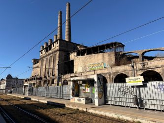 Esplora una fabbrica abbandonata e cade: diciannovenne morto nel Bergamasco